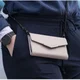 Mobilize Velvet Clutch Apple iPhone 13 Pro Hoesje Beige Snake afbeelding 3