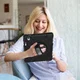 iPad 11 (2025) /10.9 (2022) Hoes met Handriem & 360° Standaard Zwart Back Cover afbeelding 11