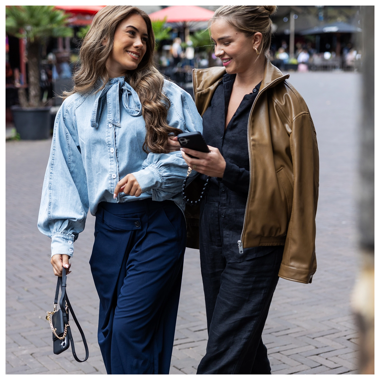 AVY Apple iPhone 17 Pro Max Hoesje met Koord Haakjes MagSafe Leer Zwart afbeelding 4