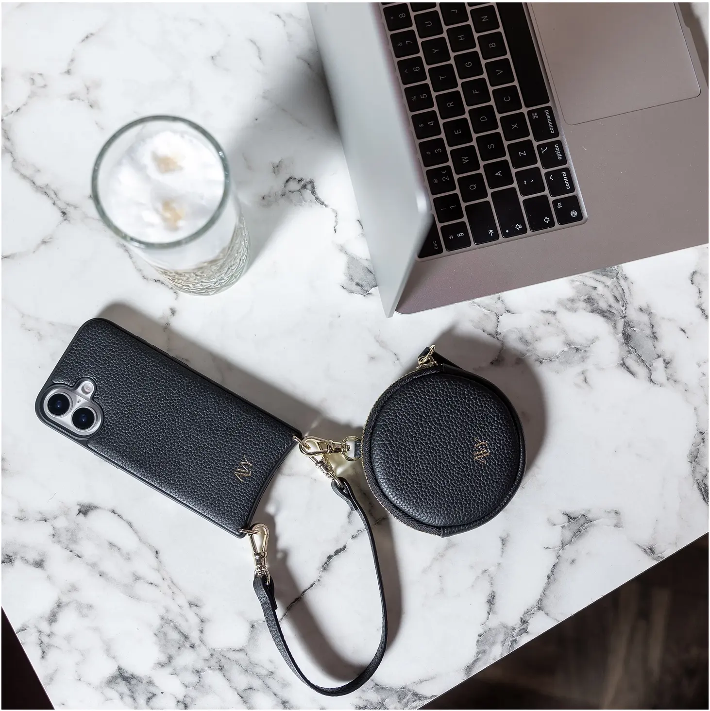 AVY Apple iPhone 15 Pro Max - Essential Kit - Zwart - Rosario Gold Set afbeelding 2