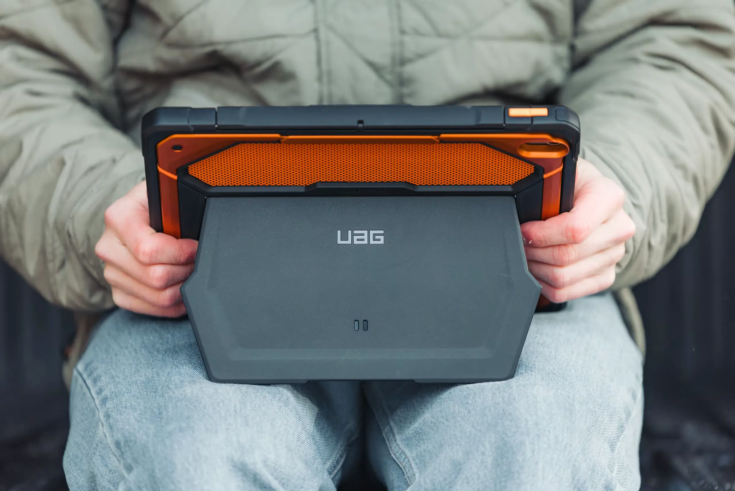Urban Armor Gear Monarch Apple iPad Air 13 (24/25/26) Hoes met Standaard Oranje afbeelding 12