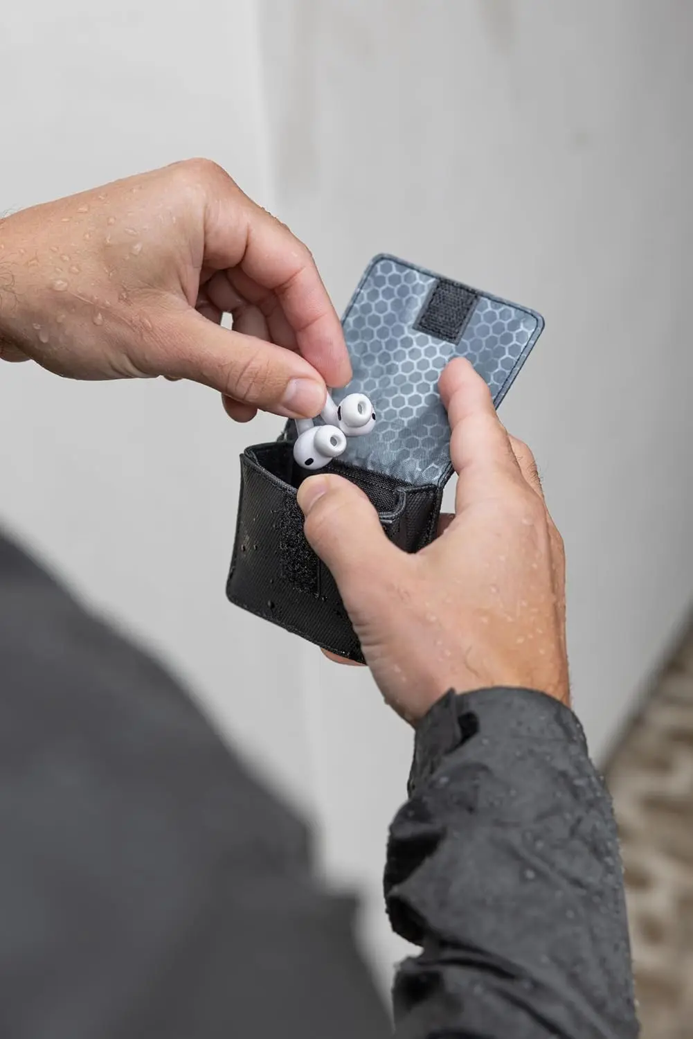 UAG x DRYOUT Wireless Earbud Rescue Pouch Vochtabsorberend Oordopjeshoesje Zwart afbeelding 6